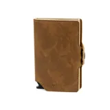 Billetera tipo tarjetero de cuero marrón con efecto envejecido. Posee un mecanismo de eyección para tarjetas y un clip para billetes. Incluye protección RFID.