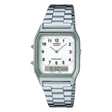 Reloj Casio plateado con caja cuadrada y correa de acero inoxidable. Cuenta con hora dual, cronómetro de 1/100 de segundo y visualización de día y fecha.