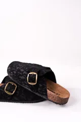 Zueco negro con estampado animal print, hebilla dorada y suela de corcho.