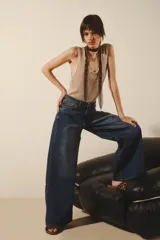 Pantalón de jean de corte oxford, color azul medio, con tiro medio y pierna ancha. Confeccionado en algodón y elastano.