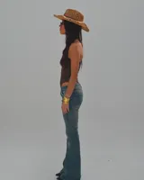 Pantalón de jean Diesel de tiro bajo y corte acampanado, color celeste con desgaste en los muslos.