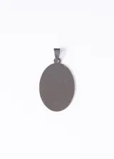 Dije de acero quirúrgico plateado, con forma ovalada y superficie lisa.