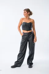 Top negro strapless tipo corset, confeccionado en cuero sintético.