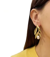 Aros colgantes dorados con forma de hojas de olivo y perlas barrocas.