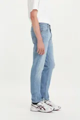 Jean de denim celeste claro con rotura en la rodilla, corte slim fit y tiro medio.