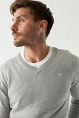 Sweater negro de manga larga con escote en V y logo bordado.