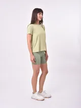 Remera blanca de mangas cortas y corte clásico.