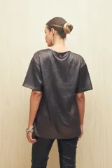 Remera negra con textura acanalada y corte holgado.