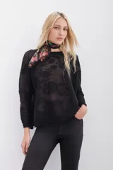 Sweater color ocre con diseño floral en jacquard y lurex a tono, escote redondo y mangas largas.