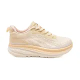 Championes deportivos color beige con detalles en blanco.