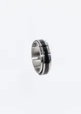 Anillo giratorio de acero quirúrgico hipoalergénico, de 7 mm de ancho, con diseño de línea negra.