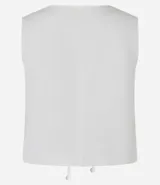Chaleco blanco sin mangas con lazo delantero.