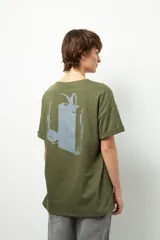 Remerón de manga corta color blanco, con cuello a la base y gran estampa en la espalda.