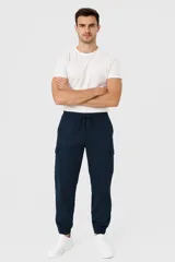 Pantalón babucha azul marino con cintura elástica ajustable con cordón y múltiples bolsillos tipo cargo.
