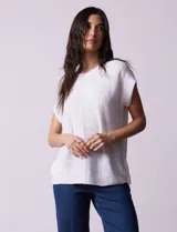 Sweater tejido color blanco, marca Cable & Gauge, con cuello a la base y apliques de botones en la espalda.
