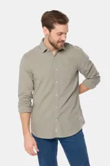 Camisa de lino blanca de manga larga, con bolsillo en el pecho con logo bordado y botones personalizados.