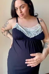 Camisón maternal negro con detalles de puntilla blanca en el escote y breteles regulables.