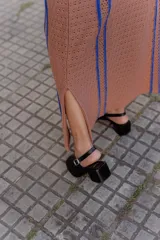 Falda larga tejida calada color camel con lurex en rayas azules y tajos laterales.