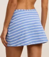 Minifalda de playa estampada con rayas horizontales azules y blancas. Confeccionada en microfibra.