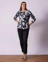 Remera de algodón estampada, marca Ruby Rd. Manga ¾ y escote cuadrado.