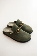 Mocasines tipo sueco de cuero gris con detalle de hebilla dorada.