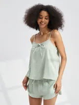 Conjunto de pijama color verde agua, compuesto por musculosa de tirantes con lazo en el escote y short con cintura elástica.