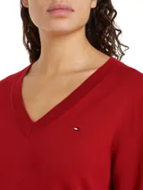 Sweater de punto de algodón orgánico con cuello en v y detalles de punto canalé, con logo bordado de Tommy Hilfiger.