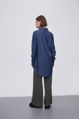 Camisa de lyocell color azul, de corte ajustado y manga larga con cierre de botones.