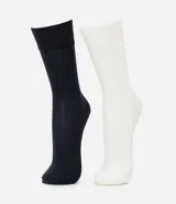 Kit de dos pares de medias de caña alta, una negra y otra blanca, confeccionadas en viscosa certificada con fibra de bambú.