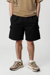 Short negro de corte recto.