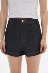 Short de jean oscuro, tiro alto, con pespuntes en color naranja y diseño de paneles frontales que simulan bolsillos curvos. Cierre frontal con botón dorado.