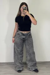 Pantalón de jean gris nevado, corte ancho y tiro medio.