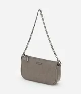 Cartera tipo baguette color gris, confeccionada en material sintético. Tiene asa de cadena doble, cierre de cremallera y logo de la marca en el frente.