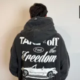 Canguro negro de corte oversize con capucha y bolsillo tipo canguro. Estampado frontal con un auto deportivo y la inscripción "EST. VCP 2016".