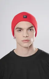 Gorro de lana rojo con logo de tijeras en un recuadro negro.