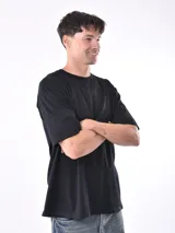 Remera negra de corte oversized.