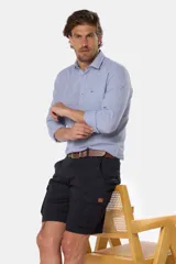 Bermuda cargo azul marino confeccionada en 98% algodón y 2% spandex, con bolsillos laterales.