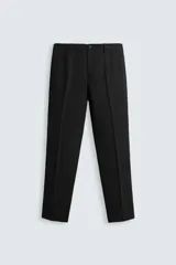 Pantalón de vestir negro, corte slim fit, confeccionado en tejido con viscosa. Cuenta con bolsillos frontales y traseros de vivo. Cierre frontal con cremallera y botón.