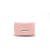 Billetera corta de símil cuero color beige claro, con cierre de broche a presión en la solapa principal. Presenta múltiples compartimentos internos para tarjetas y billetes, y un bolsillo exterior con cierre en la parte posterior. Lleva una placa metálica con el logo de la marca.