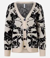 Cardigan largo de punto color beige con estampado floral negro, escote en V y cierre abotonado.
