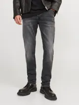 Jean de hombre de tiro bajo, corte slim fit, color gris oscuro con efecto desgastado.