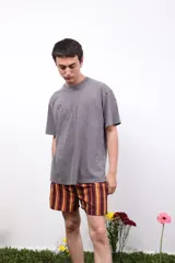 Remera gris de algodón con cuello redondo y manga corta. Estampa pequeña en el frente y grande en la espalda. Corte clásico.