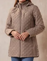 Campera capitoneada color beige, marca Weatherproof, con capucha desmontable, cierre central, bolsillos delanteros con cierre, tajo lateral con botones y forro interno a tono.