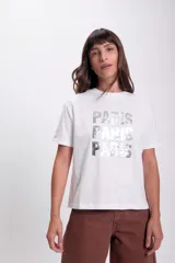 Remera blanca de algodón con la palabra 'Paris' estampada en plateado.