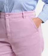 Pantalón mom jeans plus size de sarga color lila, con trabillas en la cintura, bolsillos delanteros y traseros, y cierre con botón y cremallera.