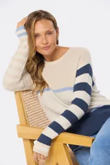 Buzo de tejido fino color beige con rayas horizontales azules y blancas, confeccionado en algodón.