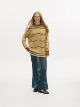 Falda larga de tejido calado color ladrillo, con cintura elástica.