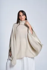 Poncho polerón negro tejido con cuello alto y mangas 3/4.