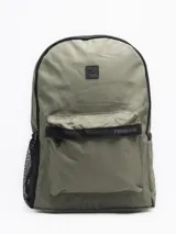 Mochila verde militar con detalles en negro. Tiene un compartimento principal grande con cierre, un compartimento frontal pequeño con cierre y un bolsillo lateral abierto con elástico.