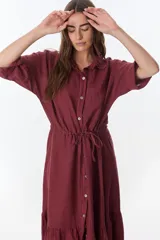 Vestido camisero color fucsia, de lino, con cuello camisero, mangas 3/4 con trabillas y ajuste en la cintura con lazo.